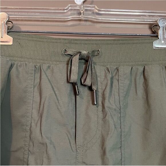 L.L.bean women vista camp skort in green - Picture 2 of 12